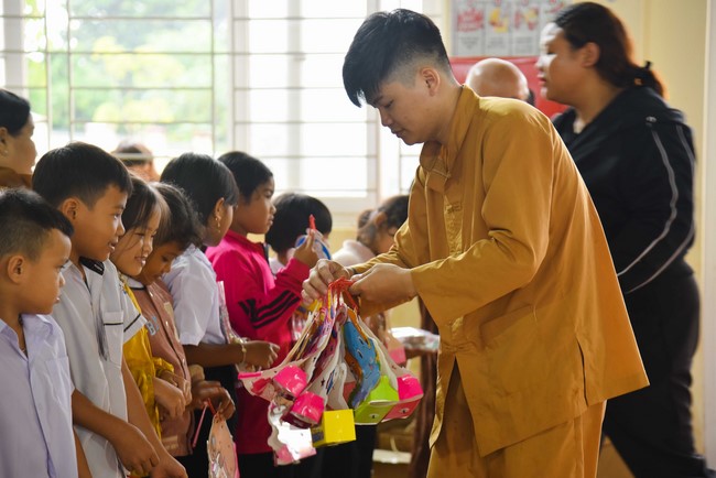 Ban Từ thiện: Tặng quà Trung Thu cho các em học sinh ở Đắk Som, Đăk Nông